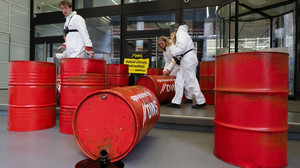 Greenpeace protestiert vor Zentrale von Deutsche-Bank-Fondstochter DWS