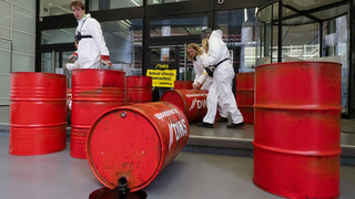 Greenpeace protestiert vor Zentrale von Deutsche-Bank-Fondstochter DWS