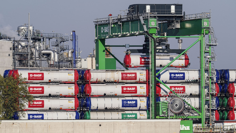 Behälter mit der Aufschrift «BASF» werden auf dem Werksgelände des Chemiekonzerns BASF mit Hilfe eines Krans verladen.