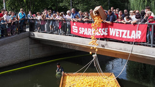 Brückenfest Wetzlar 2025: Tausende gelbe Entchen auf der Lahn
