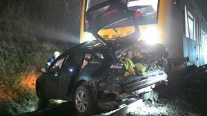 Auto an Bahnübergang von Zug erfasst - Fahrer stirbt