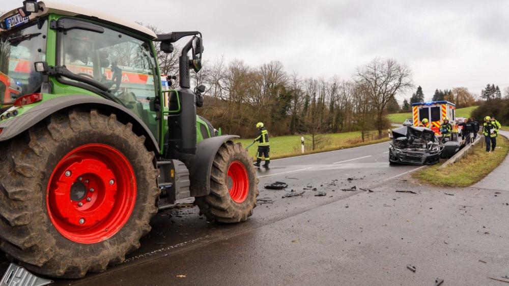 Eine Autofahrerin ist zwischen den Fuldaer Ortsteilen Niesig und Lehnerz mit einem Traktor zusammengestoßen. 