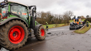 Auto und Traktor bei Fulda zusammengestoßen