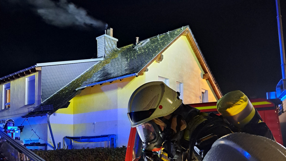 Die Bewohner eines Wohnhauses in Hallgarten bemerkten Rauch und alarmierten die Feuerwehr. 