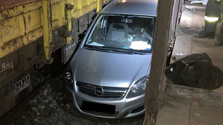 Hanau: Auto fährt sich am Hauptbahnhof zwischen Güterwaggons fest