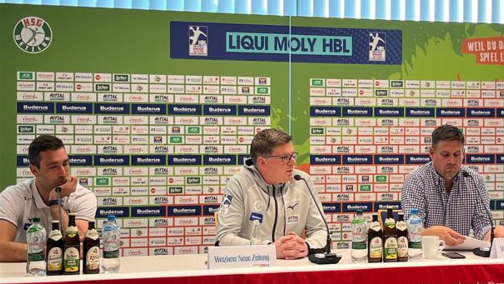 Filip Mirkulovski (links) und Jasmin Camdzic (mitte) bilden bis Saisonende das Trainergespann der HSG Wetzlar (Archivbild).