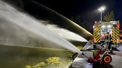 Schwanenteich Gießen: Feuerwehr rettet Fische