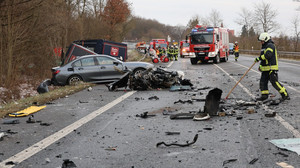 LKW und Auto bei Bebra frontal zusammengestoßen