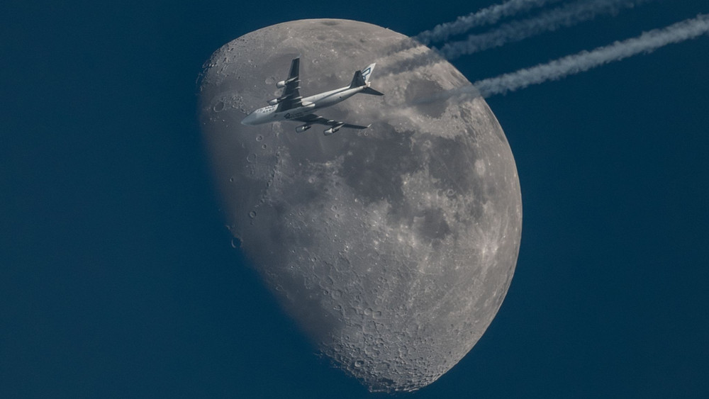 Mond mit Flugzeug