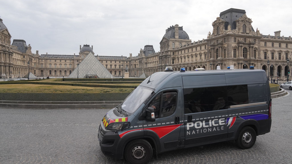 Raubüberfall auf Louvre in Paris