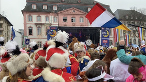 9000 Mainzer Narren feiern friedlich auf dem Schillerplatz