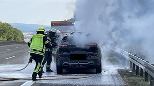 Fahrzeugbrand auf der A7: Fahrer rettet Wohnwagen