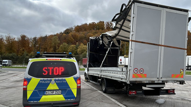 Polizei stoppt LKW mit massivem Unfallschaden in Breitenbach