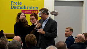 FDP-Chef Lindner bei Wahlkampfauftritt mit Schaum beworfen