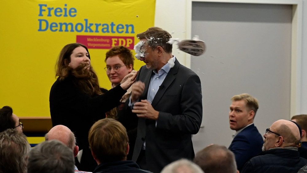 FDP-Vorsitzender Christian Lindner wurde bei einem Wahlkampfauftritt beworfen.