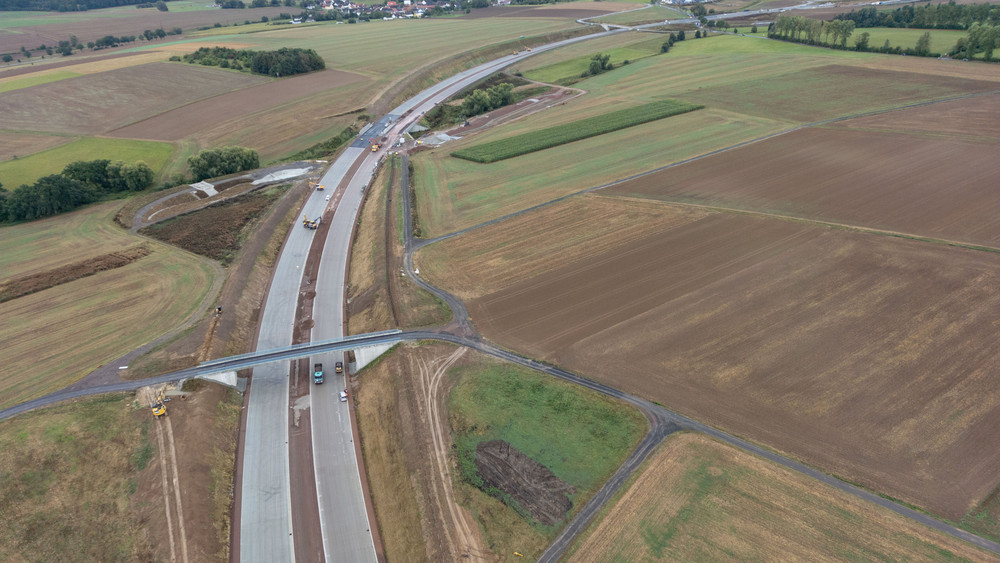 Die A-49 am Dannenröder Forst in Hessen (Luftaufnahme mit einer Drohne). Der Beginn der Bauarbeiten war von massiven Protesten von Umweltschützern begleitet worden.