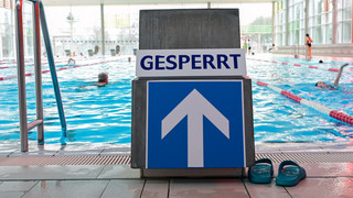 Fritteuse fängt Feuer: 200 Badegäste müsse Auebad in Kassel verlassen