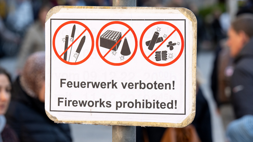 In Frankfurt dürfen an Silvester in vielen Bereichen keine Feuerwerkskörper gezündet werden (Symbolbild).