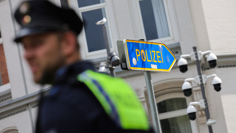 Ein 17-Jähriger beschädigt in Mannheim zwölf Autos und richtet einen Schaden von mindestens 100.000 Euro an. Er hatte keinen Führerschein und war laut Polizei betrunken - mit über 1,8 Promille.