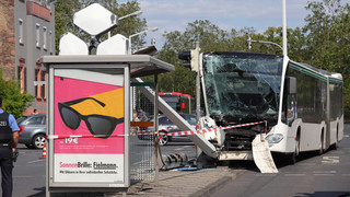 Linienbus kracht in Darmstadt gegen Blitzer-Säule - mehrere Verletzte