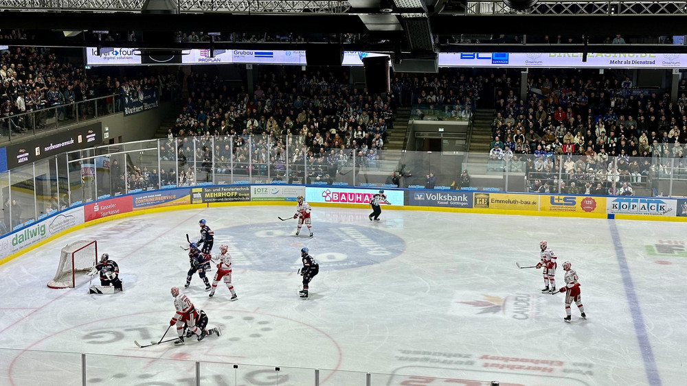 Die Kassel Huskies gewinnen das Derby gegen den EC Bad Nauheim.