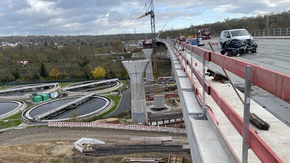 Bald ist ein Teil der neugebauten Salzbachtalbrücke der A66 in Wiesbaden wieder befahrbar.