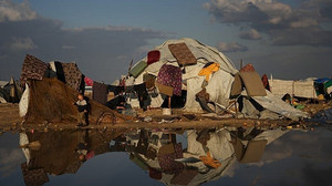 Vertriebene in Gaza kämpfen bei Starkregen und Kälte in instabilen Zelten