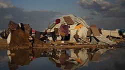 Vertriebene in Gaza kämpfen bei Starkregen und Kälte in instabilen Zelten
