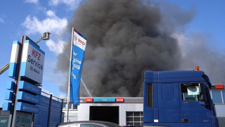 Brand in Beckumer Autowerkstatt - zwei Menschen verletzt