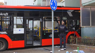 Bus fährt in Hauswand: Mehrere verletzte Kinder in Bad Oldesloe