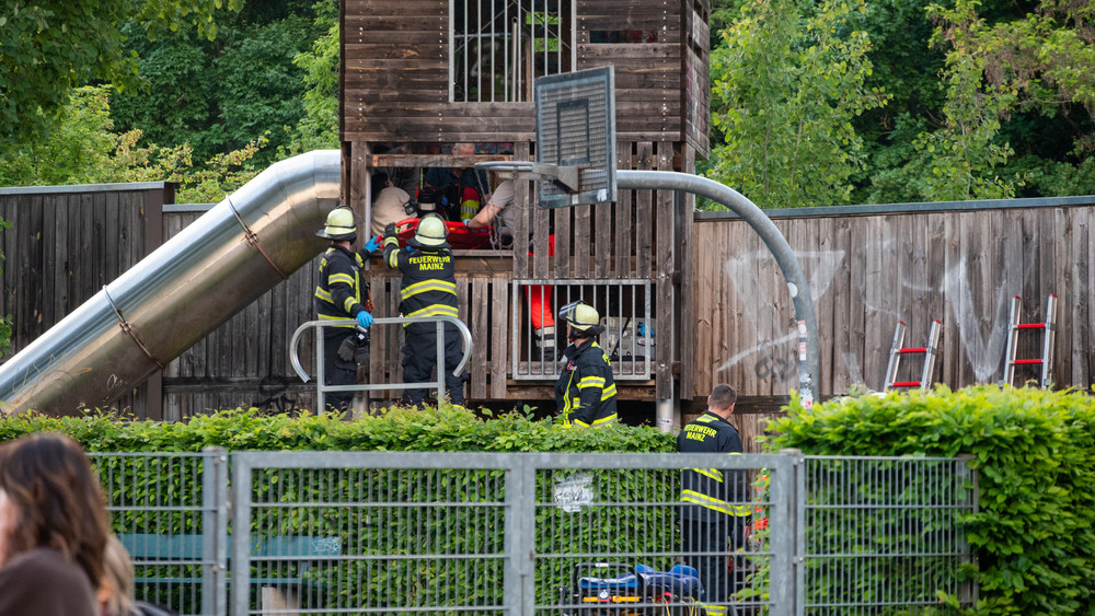 Feuerwehr und Rettungsdienst retten das Mädchen vorsichtig aus dem Gerüst.