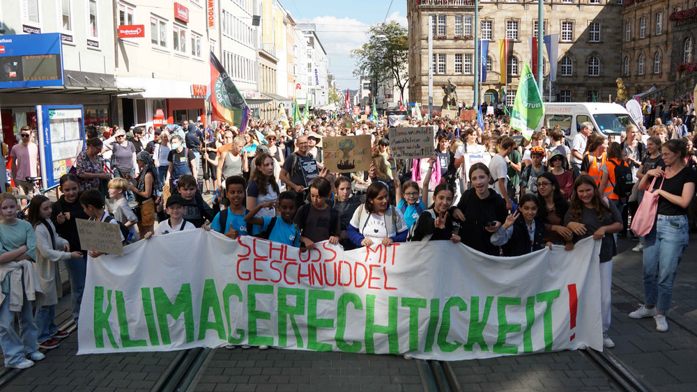 Klima-Protestaktionen von Fridays for Future heute überall bei uns in Hessen. Allein in Kassel sind laut Polizei rund 1.000 Menschen auf die Straße gegangen.