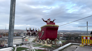 Generalprobe geglückt: Weihnachtsmann schwebt an Drahtseil über Kassel