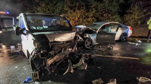 Bus kracht bei Schenklengsfeld in Mercedes - keine Lebensgefahr mehr