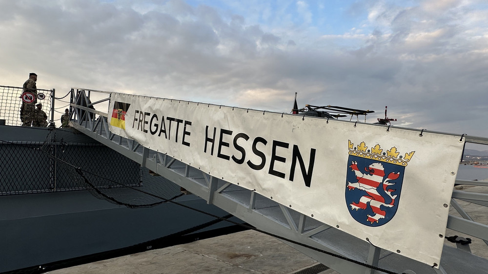 Kurz vor dem gefährlichen Einsatz der Fregatte «Hessen» im Roten Meer besucht Verteidigungsminister Pistorius am Dienstag (27.02.) die rund 240 Soldaten an Bord. Die Fregatte soll - bei einem gemeinsamen Einsatz mit der US-Marine - zwei Drohnen der Huthi-Rebellen abgeschossen haben (Archivbild).