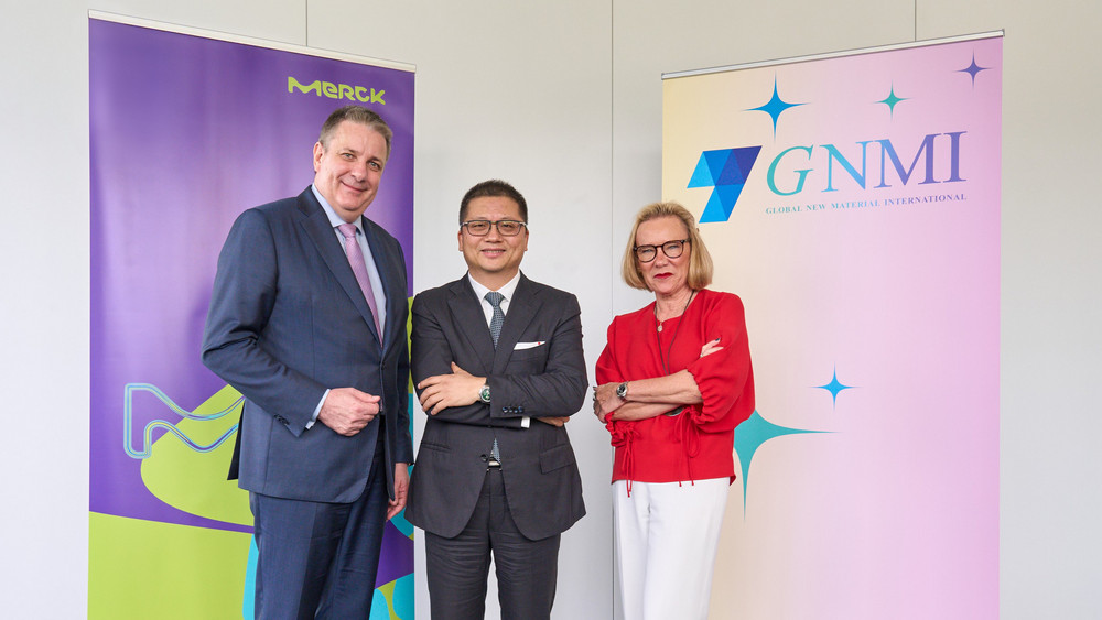 Kai Beckmann (Mitglied der Geschäftsleitung von Merck und CEO Electronics), Ertian Su (Chairman & Chief Executive Officer von GNMI) und Belén Garijo (Vorsitzende der Geschäftsleitung von Merck/von links).