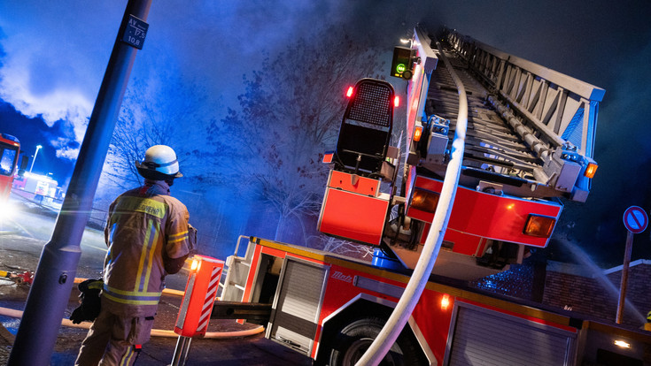 Feuer in Mannheim: Familien mit Drehleiter aus Haus gerettet