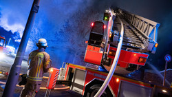 Feuer in Mannheim: Familien mit Drehleiter aus Haus gerettet