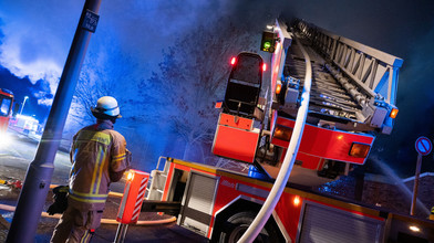 Feuer in Mannheim: Familien mit Drehleiter aus Haus gerettet