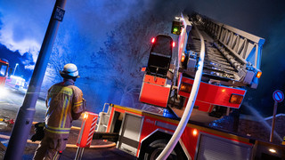 Feuerwehr löscht Kellerbrand in Mainz-Finthen