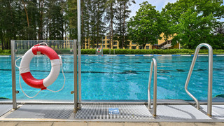 Weil 5cm Beckentiefe fehlen: Sprungturm im Freibad Biedenkopf muss weg