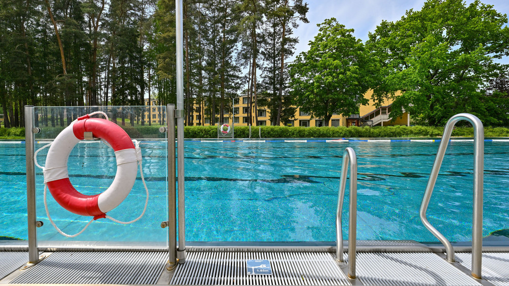 Das Waldschwimmbad in Melsungen bleibt nach einem technischen Defekt diese Saison geschlossen (Symbolbild). 