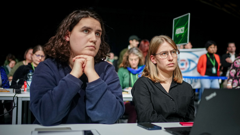 Katharina Stolla (l) und Svenja Appuhn, die Vorsitzenden der Grüne Jugend, auf dem Bundesparteitag der Grünen. 