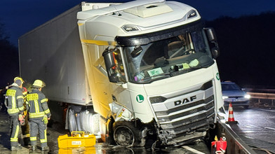 Unfall bei Wiesbaden: 1.000 Liter Diesel auf A3 ausgelaufen