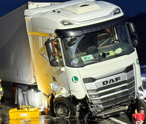 Unfall bei Wiesbaden: 1.000 Liter Diesel auf A3 ausgelaufen