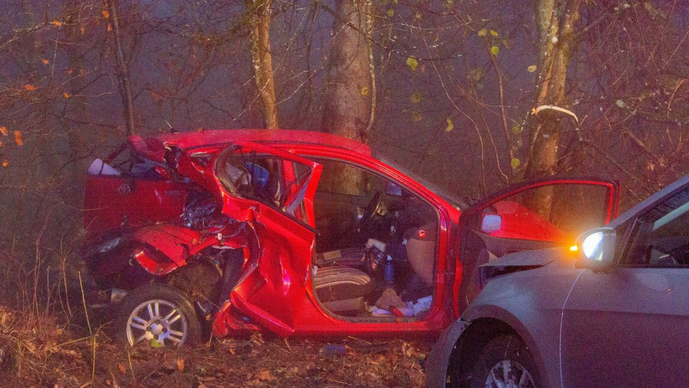Die Mutter und das Kind waren mit ihrem Auto von der Straße gerutscht. Als sie auf Hilfe warteten, prallte ein anderes Auto in die Unfallstelle.