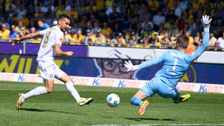 2. Liga: Wiesbaden verliert und zittert – St. Pauli steigt auf