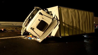 Lkw kracht gegen Leitplanke und bleibt auf der Seite liegen