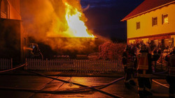 Hohe Flammen und dichter Rauch: Schuppen in Oberrombach in Vollbrand!