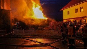 Hohe Flammen und dichter Rauch: Schuppen in Oberrombach in Vollbrand!